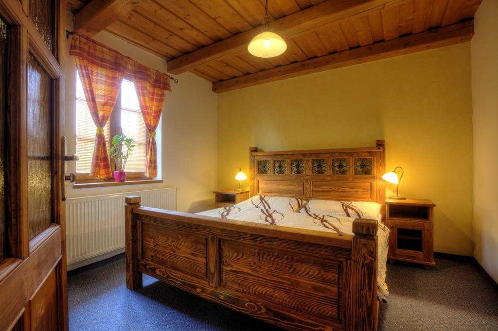 Penzion Grobsky Dvor Slovensky Grob Rum bild