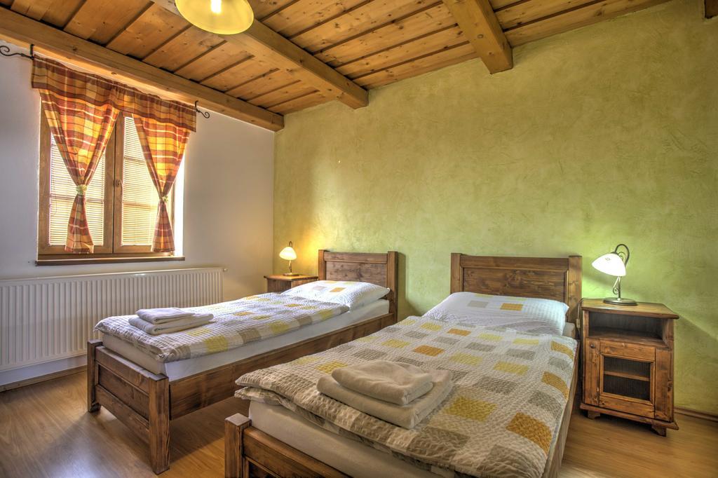 Penzion Grobsky Dvor Slovensky Grob Rum bild