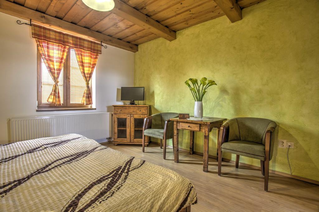 Penzion Grobsky Dvor Slovensky Grob Rum bild